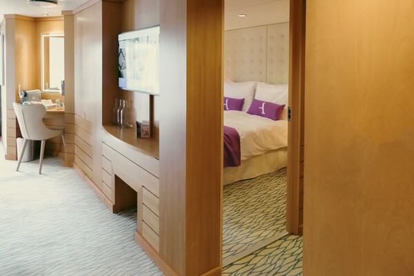 Ambassador Ambition - De Luxe Suite 6.jpg